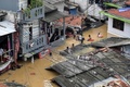 インドネシア・ジャカルタのパサールミング地区で浸水した家屋から住民を避難させようとする救助隊員らを捉えた空撮写真（2025年3月4日撮影）。(c)BAY ISMOYO / AFP
