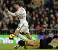 09-10スペイン1部リーグ第13節、レアル・マドリード（%%Real Madrid%%）対アルメリア（%%UD Almeria%%）。試合はレアル・マドリードが4-2で勝利した。写真はアルメリアのジエゴ（%%Diego Alves Carreira%%）と接触して転倒するレアル・マドリードのクリスティアーノ・ロナウド（%%Cristiano Ronaldo%%、左）。（2009年12月5日撮影）(c)AFP/JAVIER SORIANO