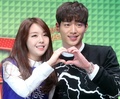 韓国・ソウル（Seoul）で行われた、ウェブドラマ「最高の未来」のPRイベントに臨む、ガールズグループ「ガールズデイ（Girl&apos;s Day）」のミナ（Minah、左）と俳優のソ・ガンジュン（Seo Kang-Jun、2014年10月27日撮影）。(c)STARNEWS
