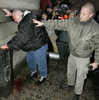 2007年11月10日、チェコの首都プラハ（Prague）の繁華街で反ファシスト活動との衝突で負傷したネオナチメンバー。(c)AFP/Michal CIZEK