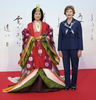 北海道洞爺湖サミット（G8 Hokkaido Toyako Summit）の初日、十二単（ひとえ）姿の女性と記念写真を撮影するローラ・ブッシュ（Laura Bush）米大統領夫人（2008年7月7日撮影）。(c)AFP