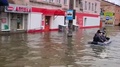 被災地から市民を非難させる救助隊。ロシア南部オルスクで。ロシア非常事態省が公開した動画からの静止画（2024年4月6日撮影、7日公開）。(c)HANDOUT / RUSSIAN EMERGENCIES MINISTRY / AFP