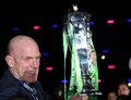 ラグビーシックスネーションズ第5週、スコットランド対アイルランド。大会連覇を果たし、トロフィーを掲げるアイルランドのポール・オコンネル（2015年3月21日撮影）。(c)AFP/IAN MACNICOL