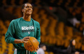 12-13NBAは3日、各地で試合が行われ、ボストン・セルティックス（Boston Celtics）が98-93でデトロイト・ピストンズ（Detroit Pistons）を下し、プレーオフ進出を決めた。

試合前のシュート練習に参加したボストン・セルティックスのレイジョン・ロンド（Rajon Rondo、2013年4月3日撮影）。（c）AFP/Getty Images/NBAE/Jared Wickerham
