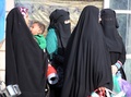 家族と共にイラク西部ファルージャ（Fallujah）を逃れ、カルバラ（Karbala）州にあるNGOの事務所前に並ぶ女性たち（2014年1月6日撮影）。(c)AFP/AHMAD AL-RUBAYE
