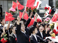 東京の羽田空港で、日中の国旗を手に中国の胡錦濤（Hu Jintao）国家主席の到着を歓迎する中華学校の生徒ら（2008年5月6日撮影）。(c)AFP/Yoshikazu TSUNO