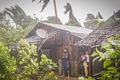フィリピン中部東サマール州カンアビドで、自宅で暴風雨の通過を待つ住民（2020年5月14日撮影）。(c)Alren BERONIO / AFP