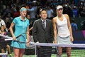 女子テニス、WTAツアー選手権（BNP Paribas WTA Championships - Singapore 2014）4日目。試合前の写真撮影に臨むマリア・シャラポワ（Maria Sharapova、右）とペトラ・クビトバ（Petra Kvitova、左、2014年10月23日撮影）。(c)AFP/ROSLAN RAHMAN