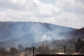レバノン国境に近いイスラエル北部の上ガリラヤ地方で、レバノン南方からの無人攻撃によって立ち上る煙（2024年6月23日撮影）。(c)Jalaa MAREY / AFP