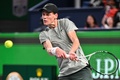 男子テニス、上海マスターズ、シングルス3回戦。リターンを狙うヤニック・シナー（2024年10月6日撮影）。(c)Hector RETAMAL/ AFP