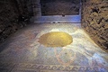 ギリシャ北部マケドニア（Macedonia）地方のアンフィポリス（Amphipolis）にある同国最大の古代墓地遺跡で発掘されたモザイク画（2014年10月12日提供）。(c)AFP/GREEK CULTURE MINISTRY/HO