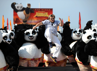 俳優ジャック ブラック 50頭のパンダとともにカンヌに登場 写真16枚 ファッション ニュースならmode Press Powered By Afpbb News