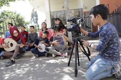 レンズの向こうに何が見える？ シリアの小さな映画監督