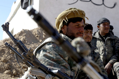 クルド・アラブ連合部隊、IS「首都」近郊の空港制圧 シリア