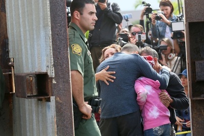 3分間の再会、米・メキシコ国境に引き裂かれた家族たち