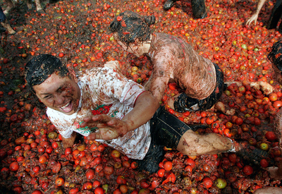 街中が真っ赤でドロドロ、コロンビアのトマト投げ祭り