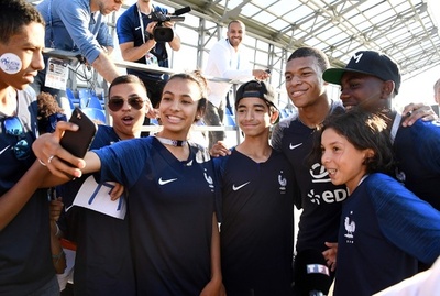 パリ郊外貧困地域のサッカー少年、仏代表チームの活躍に沸く