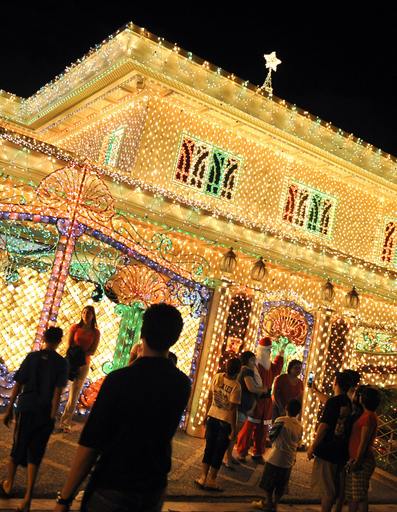 クリスマス恒例、自宅ごとライトアップ フィリピン