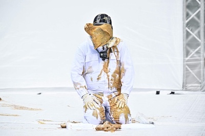 牛ふん浴びて抗議 公約違反の連立政権に タイ