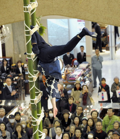 日本橋三越で「新春はしご乗り」