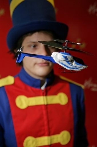 獄中にラジコンヘリで携帯電話を持ち込もうとした4人を逮捕、ブラジル