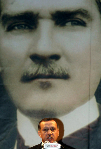 軍と与党が対立、国内に緊張走る - トルコ