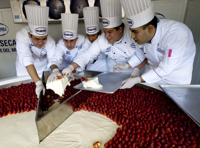 ギネス認定の巨大なチーズケーキ、重さは2トン！