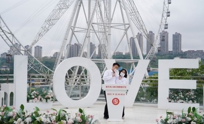 観覧車前で愛を誓う 中国・重慶