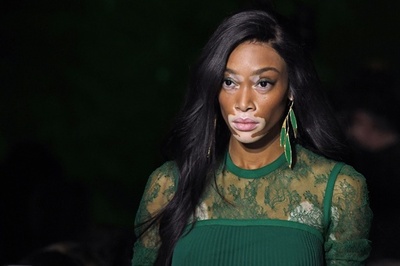 「エリー・サーブ」18年春夏