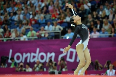 米国が金メダルを獲得、日本は8位 体操女子団体