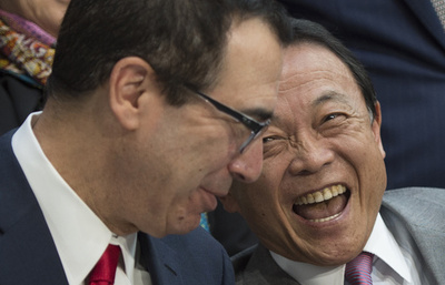 IMF・世銀の春季会合、米財務長官と談笑する麻生財務相
