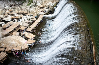 水浴びは豪快に、役割終えたダムで涼む人々 フィリピン