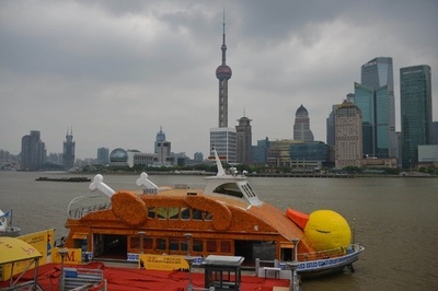 浮かぶ巨大アヒル、上海版は「丸焼き風」