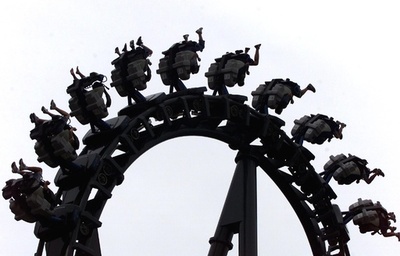 豪テーマパークで事故、コースターに20人取り残される