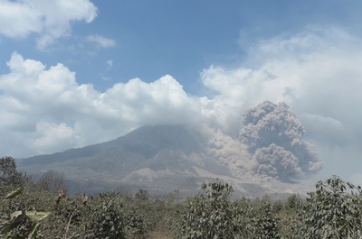【写真特集】シナブン山の噴火、火山灰巻き上がる インドネシア