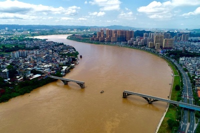 広東・河原の集中豪雨で橋が崩落 自動車2台が転落、捜索続く