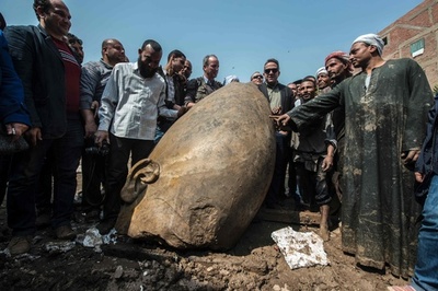 3千年前のファラオ像2体、カイロ住宅地で発掘