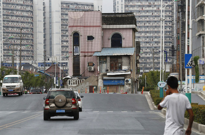 上海の道路上に10年粘り続けた家屋が撤去へ
