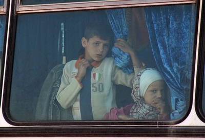 包囲下のシリア住民退避、厳戒下で再開 自爆攻撃後初