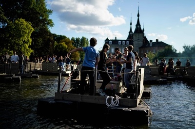 ライブの救世主？ いかだで参加の音楽フェス ベルギー