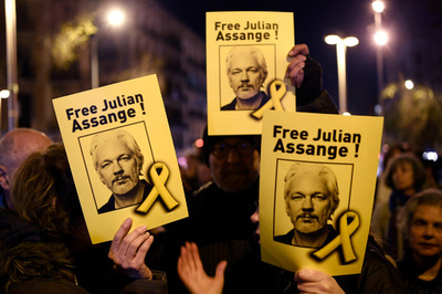 ウィキリークスのアサンジ氏、弁護士との間に2児 エクアドル大使館籠城中に