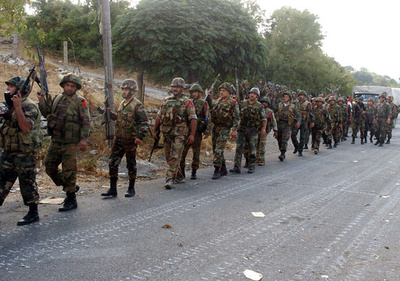 シリア政府軍の空爆で30人以上死亡、シリア人権監視団