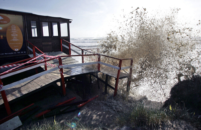 リゾートビーチを襲う大波 - ポルトガル
