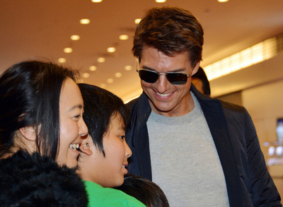 トム・クルーズ来日、笑顔でファンサービス