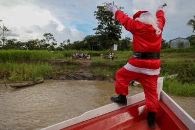 サンタが船でやって来た ブラジル
