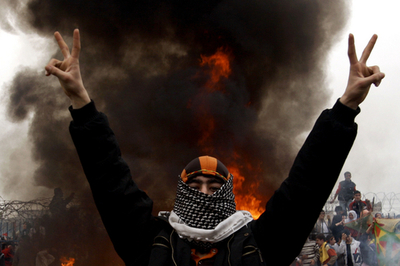 トルコでのクルド人デモ隊と警官隊衝突3日目、死者2人