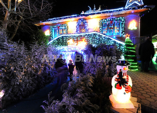 電球6万個 コルソン家のクリスマス イルミネーション フランス 写真4枚 ファッション ニュースならmode Press Powered By Afpbb News