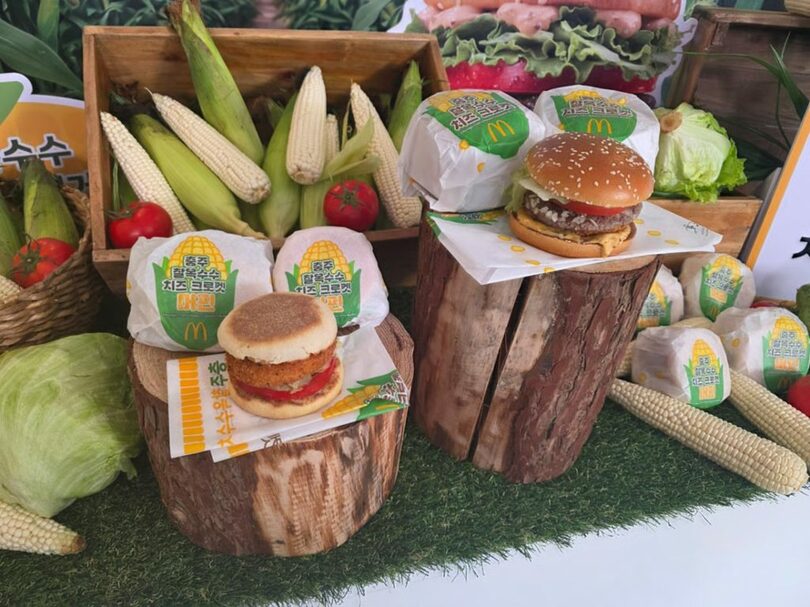 「忠州もちとうもろこしチーズコロッケバーガー」（左）と「忠州もちとうもろこしチーズコロッケマフィン」(c)MONEYTODAY
