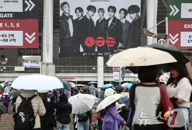 9日、BTSワールドツアー公演会場である京畿道高陽市の高陽総合運動場前で、ファンが入場を待っている(c)news1