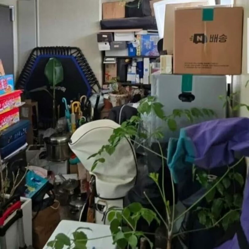 物が積み上げられたマンション共用廊下＝オンラインコミュニティー(c)news1